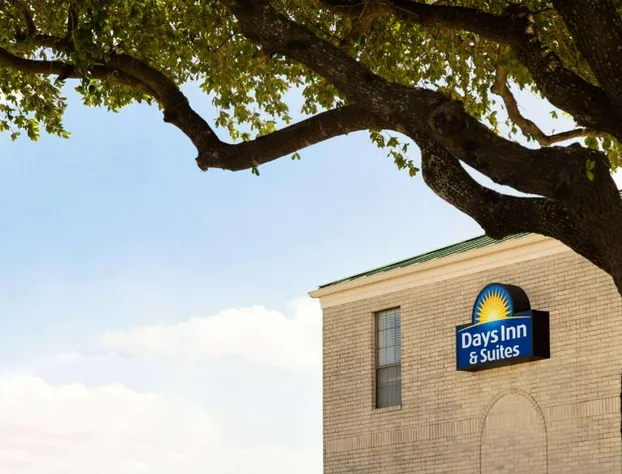 Days Inn by Wyndham San Antonio Near Fiesta Park hotel detail image 3