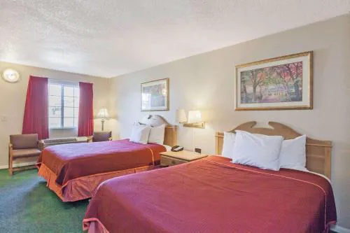 Howard Johnson by Wyndham Bakersfield hotel detail image 1