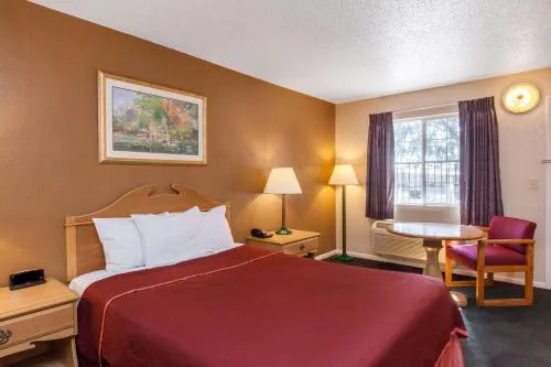 Howard Johnson by Wyndham Bakersfield hotel detail image 2