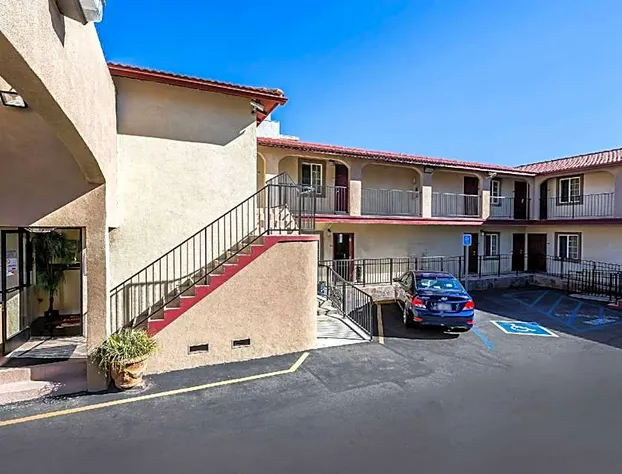 Econo Lodge Long Beach I-405 hotel detail image 3