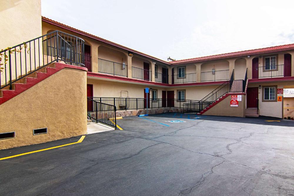 Econo Lodge Long Beach I-405 hotel hero