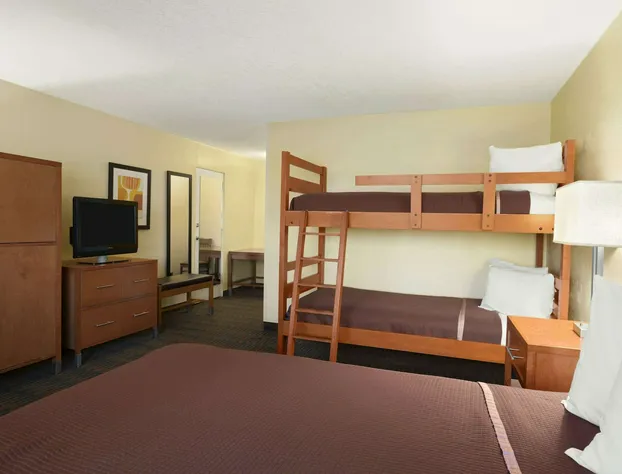 Howard Johnson by Wyndham San Diego Sea World hotel detail image 4