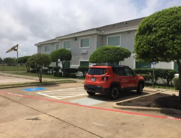 Studio 6 Burleson hotel detail image 4