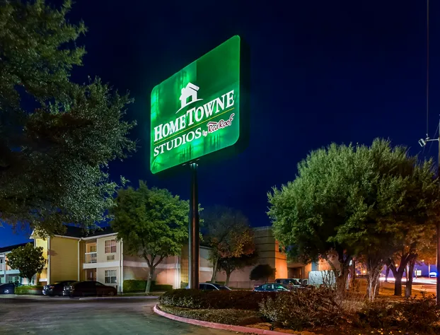 HomeTowne Studios By Red Roof Dallas - North Addison/ Tollway hotel detail image 2