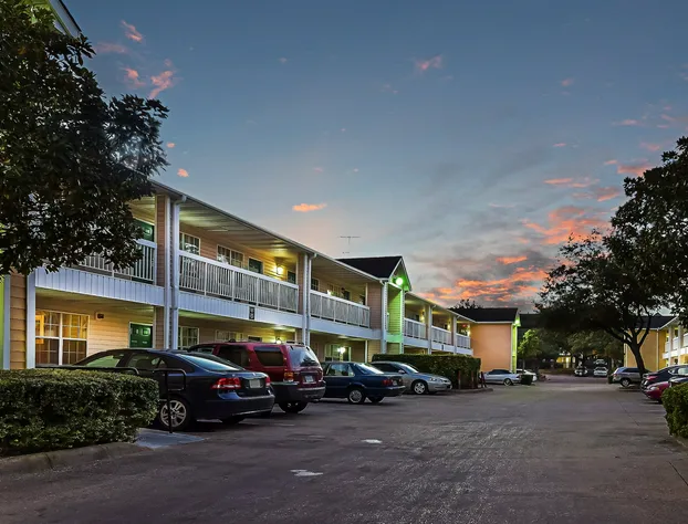 HomeTowne Studios By Red Roof Dallas - North Addison/ Tollway hotel detail image 3