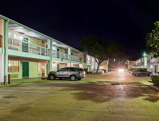 HomeTowne Studios By Red Roof Dallas - North Addison/ Tollway hotel detail image 1