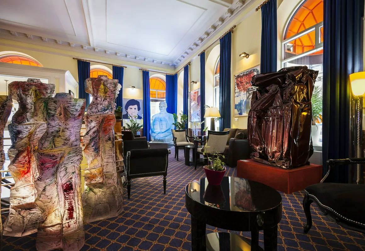 LHotel Montreal hotel hero