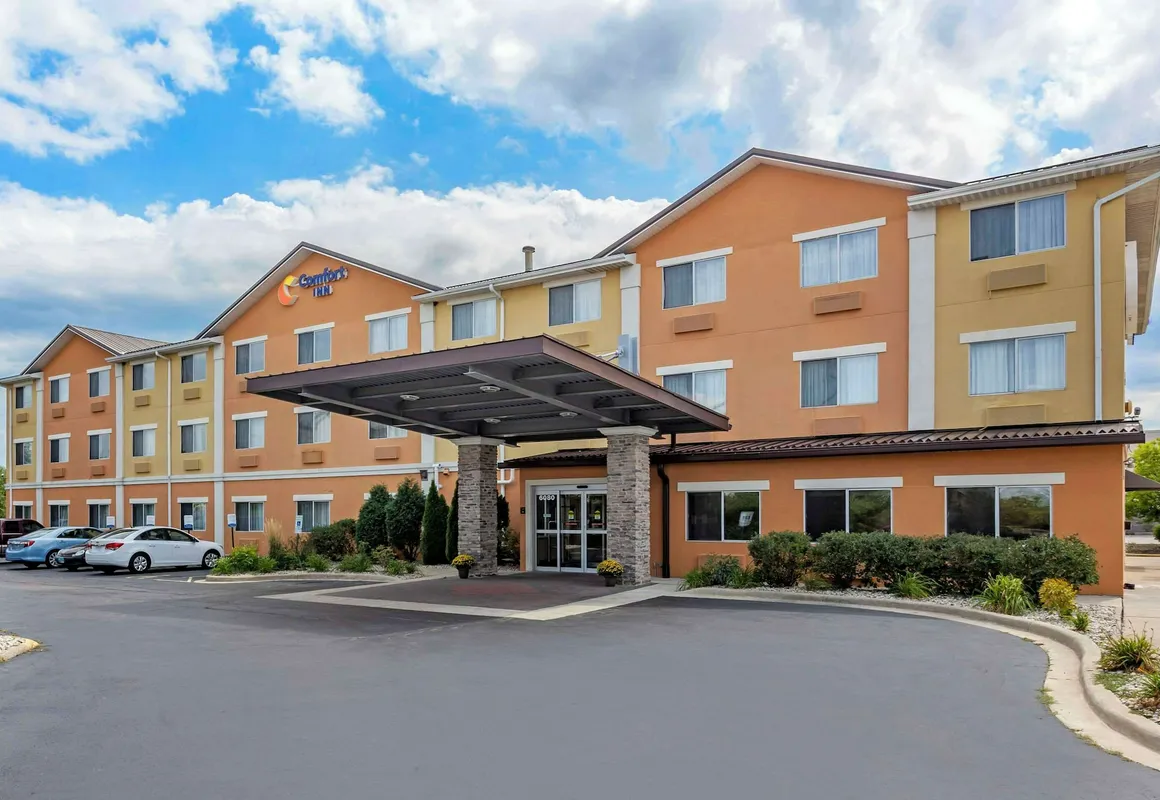 Comfort Inn Gurnee near Six Flags hotel hero