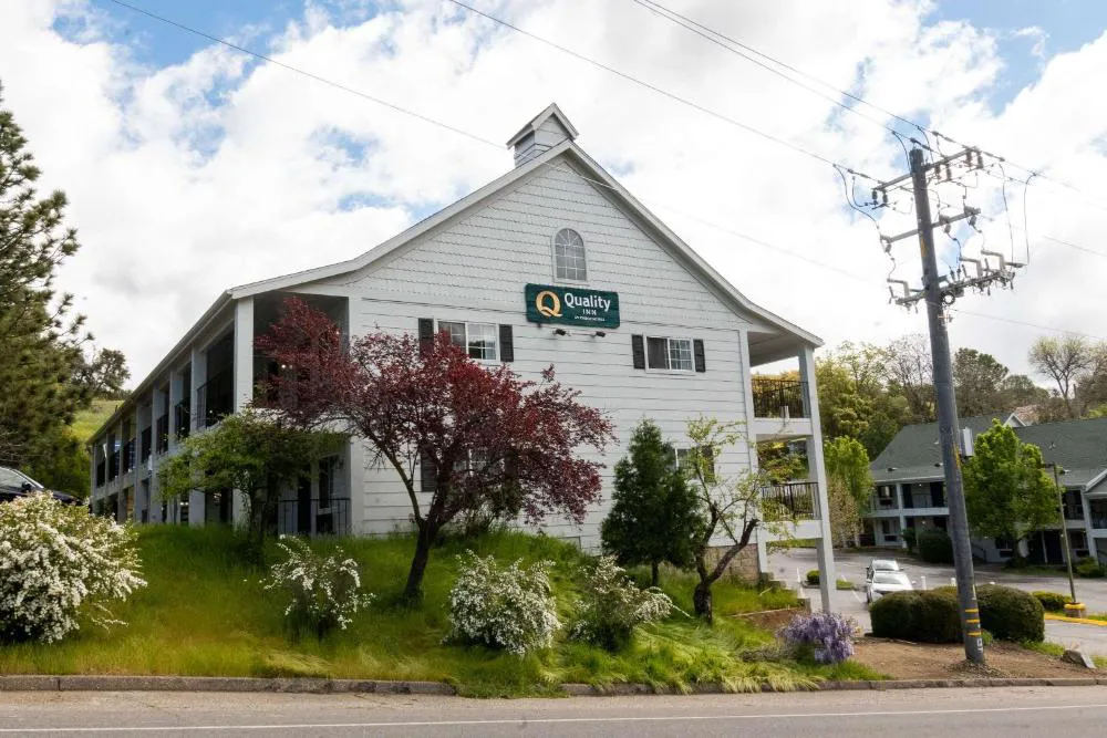 Quality Inn Yosemite Valley Gateway hotel hero