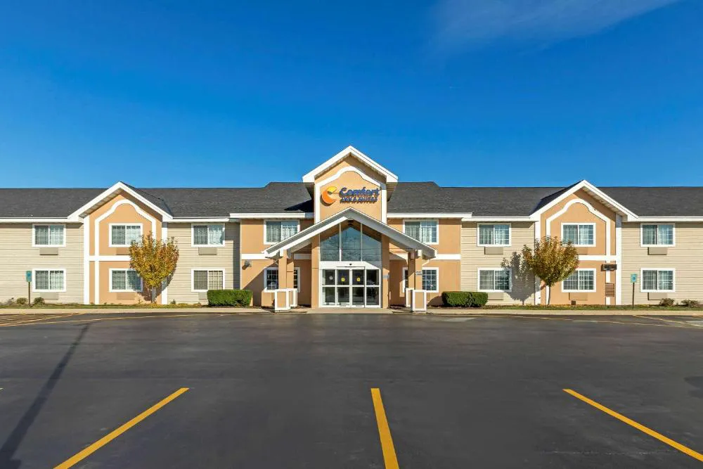 Comfort Inn & Suites Jackson - West Bend hotel hero