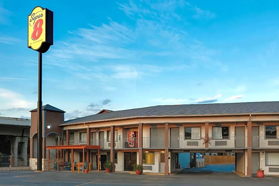 Super 8 by Wyndham San Antonio Pearl District / Downtown hotel hero