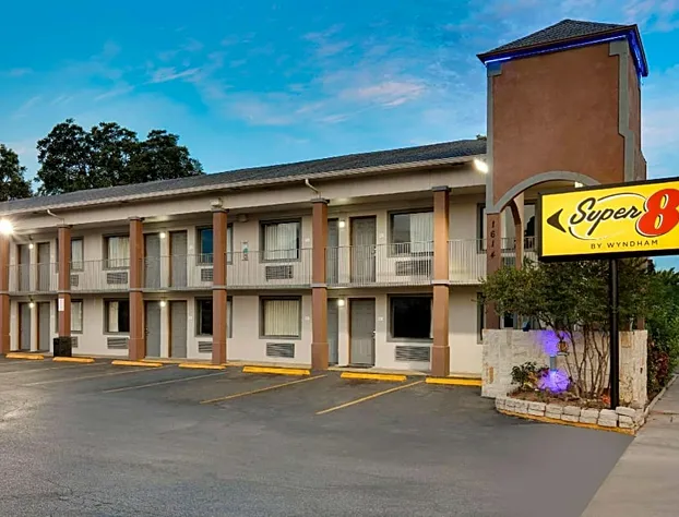 Super 8 by Wyndham San Antonio Pearl District / Downtown hotel detail image 1