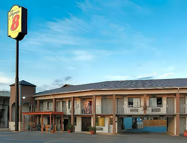 Super 8 by Wyndham San Antonio Pearl District / Downtown hotel detail image 2