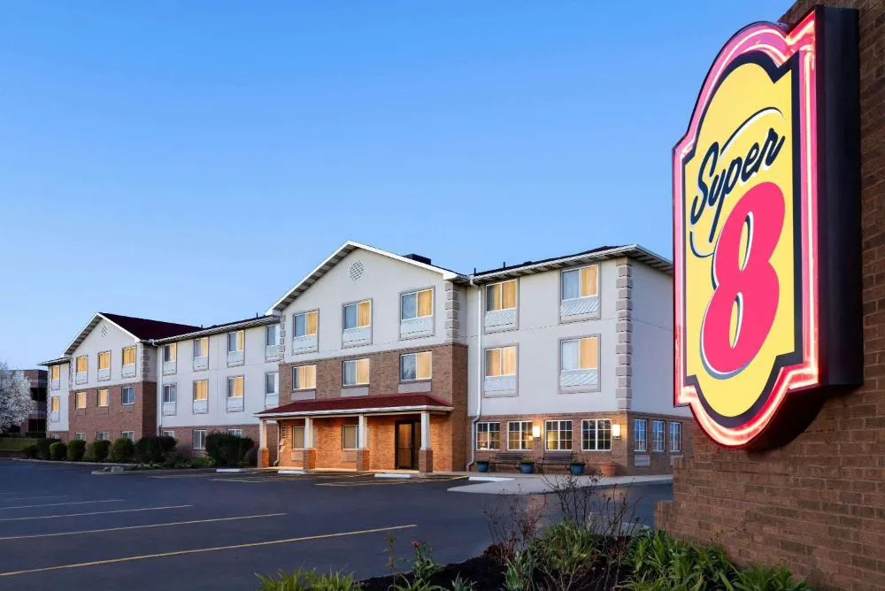 Super 8 by Wyndham Akron S/Green/Uniontown OH hotel hero