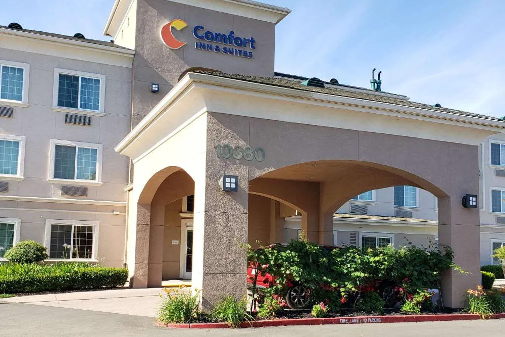 Comfort Inn & Suites Galt - Lodi North hotel hero