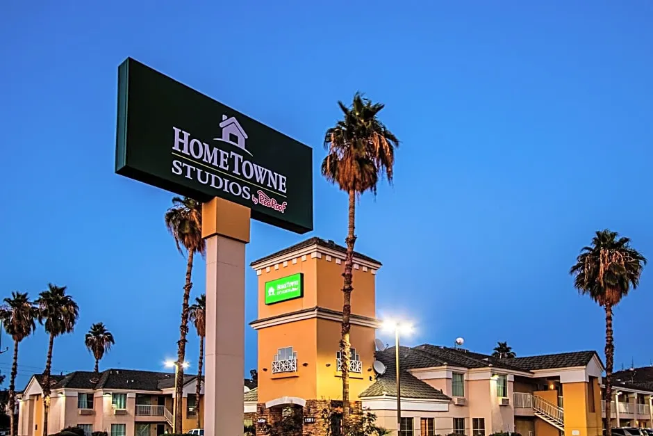 HomeTowne Studios Phoenix - Black Canyon Highway hotel hero