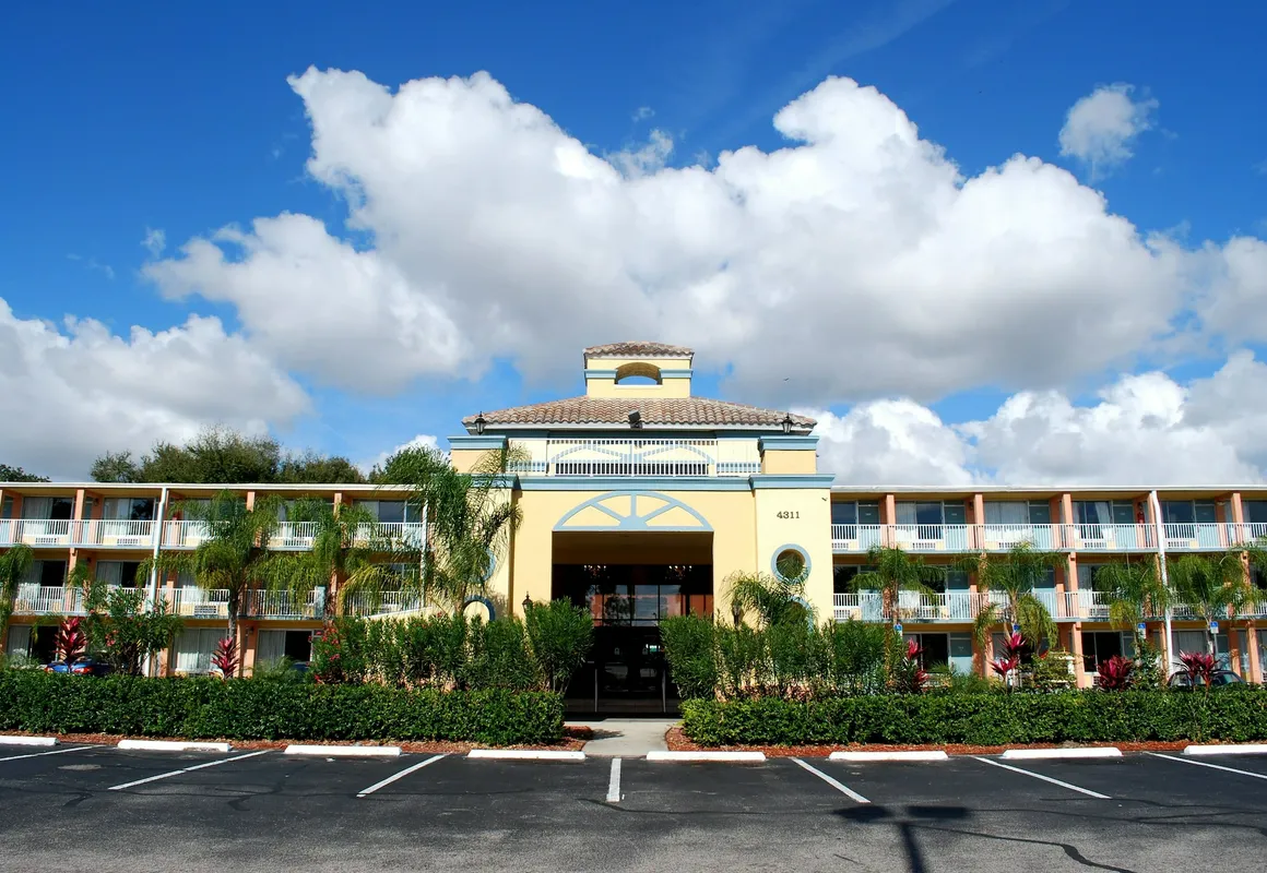 Howard Johnson by Wyndham Tropical Palms Kissimmee hotel hero