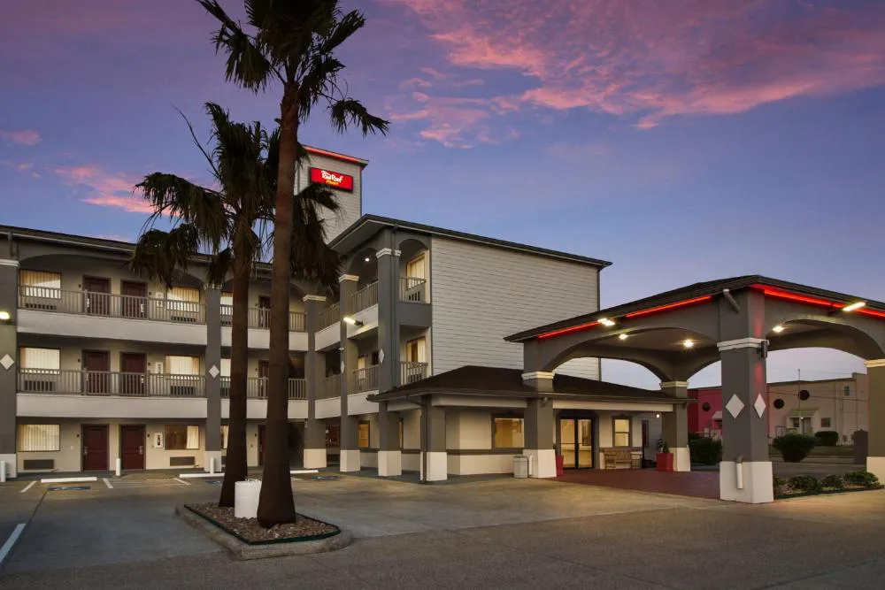 Red Roof Inn Plus+ Galveston - Beachfront hotel hero