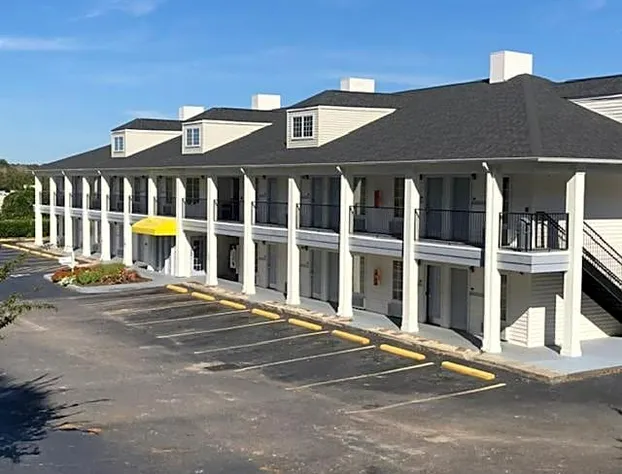 Super 8 by Wyndham Orangeburg North hotel detail image 1