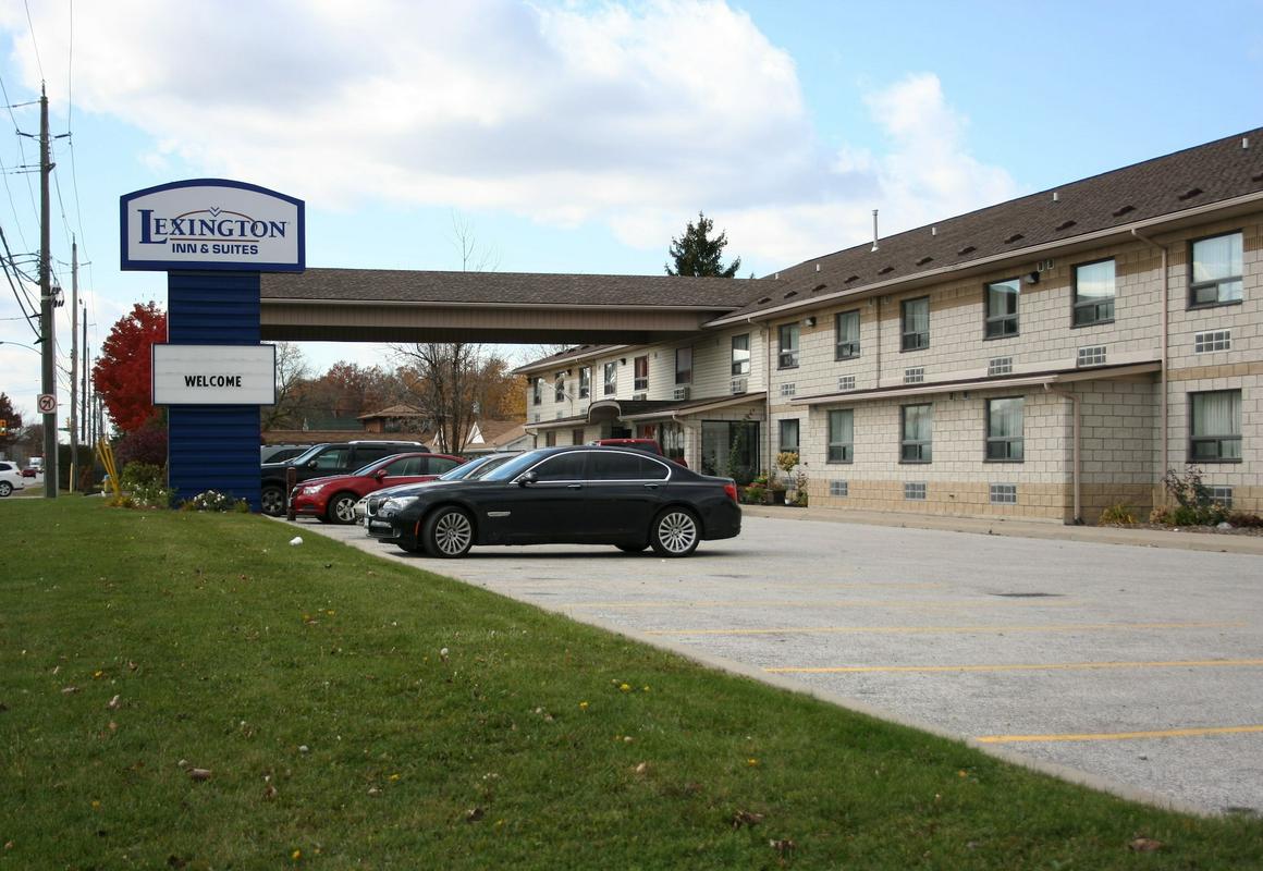 Lexington Inn & Suites Windsor hotel hero