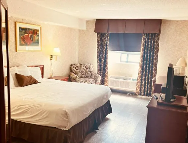 Lexington Inn & Suites Windsor hotel detail image 1