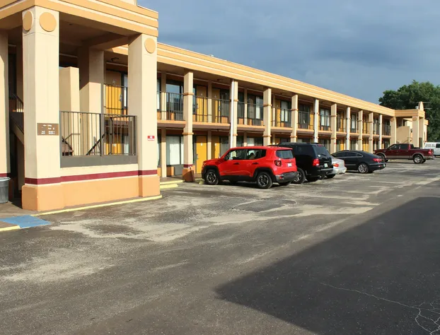 Tampa Inn - Near Busch Gardens hotel detail image 1