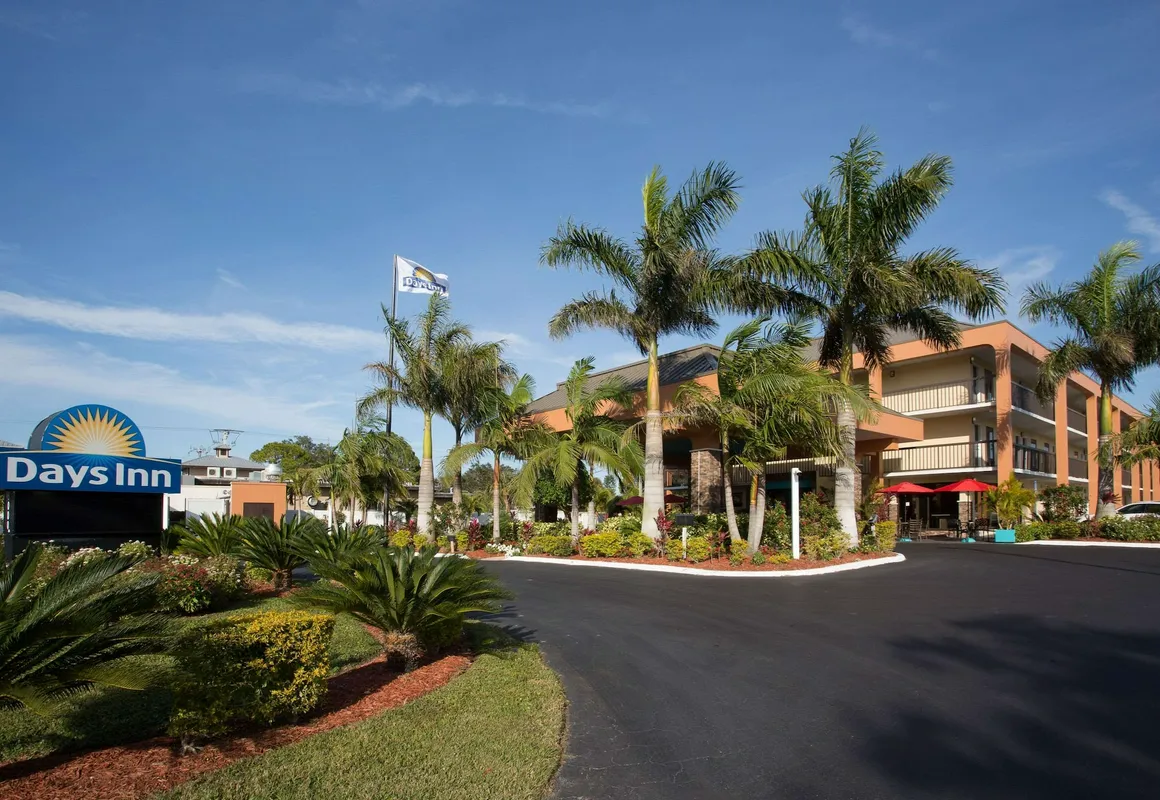 Days Inn by Wyndham Sarasota Bay hotel hero