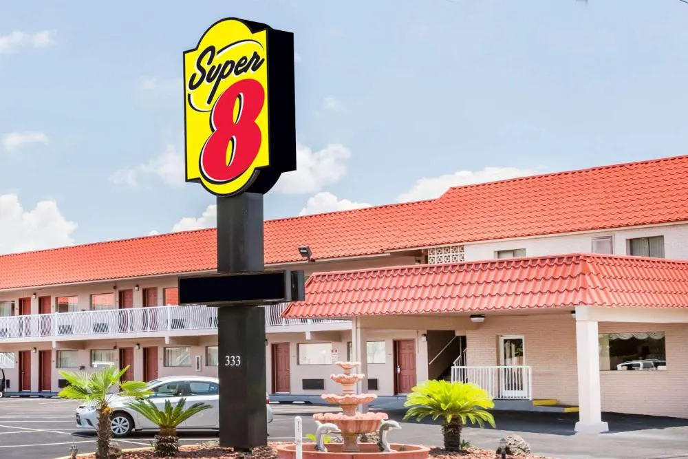 Super 8 by Wyndham Ft Walton Beach hotel hero