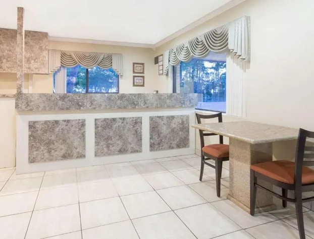 Super 8 by Wyndham Ft Walton Beach hotel detail image 2