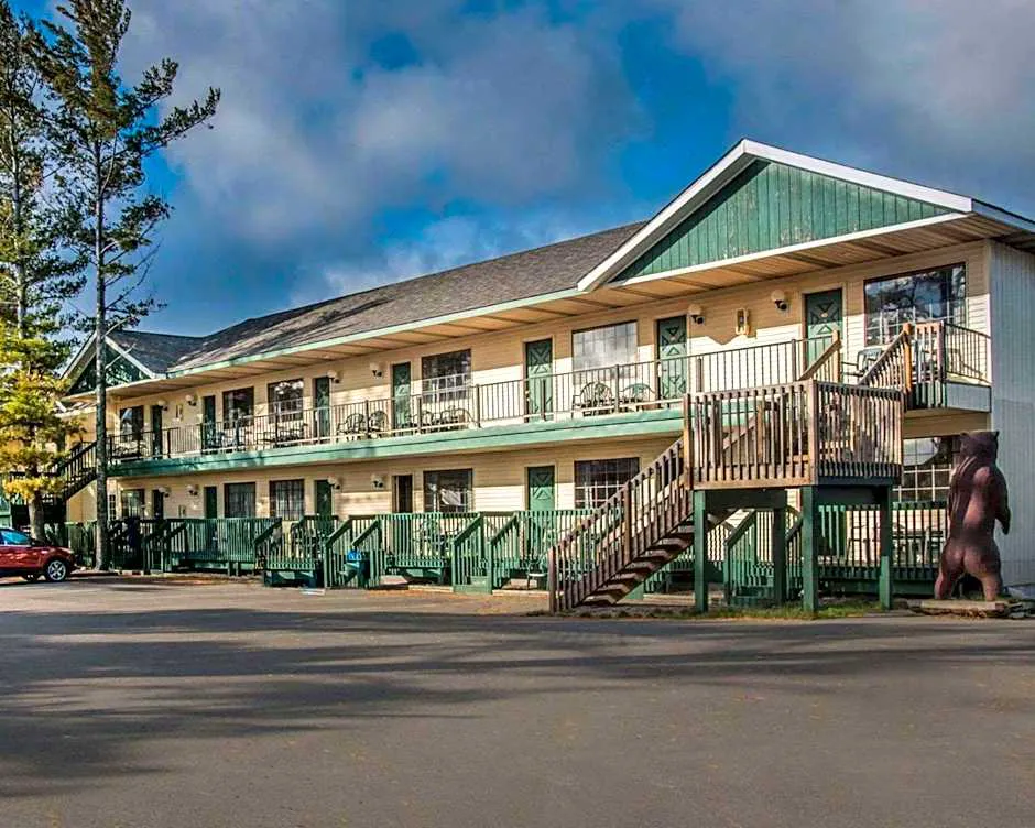 Econo Lodge Bayview hotel hero