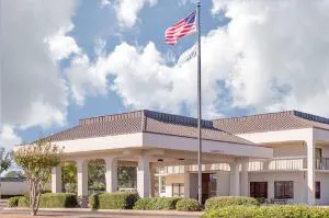 Days Inn by Wyndham Dothan hotel hero