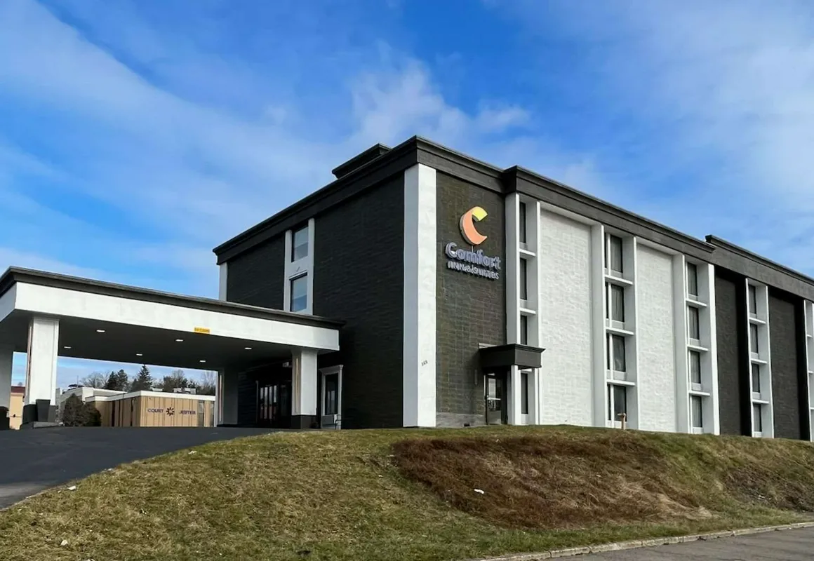 Comfort Inn & Suites hotel hero