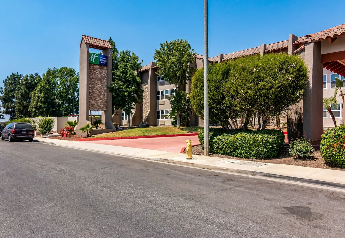 Holiday Inn Express & Suites Camarillo by IHG hotel hero