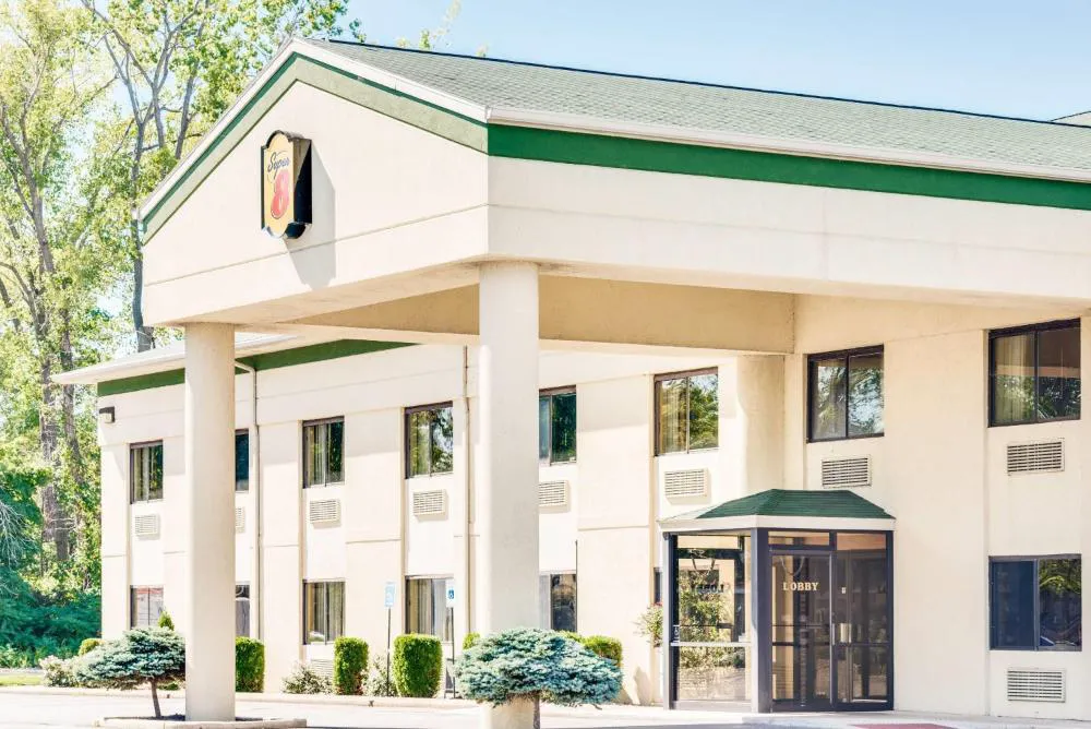 Super 8 by Wyndham Port Clinton hotel hero