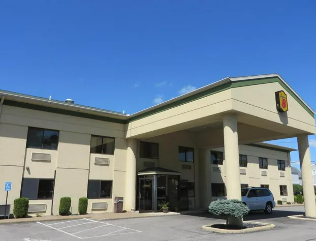 Super 8 by Wyndham Port Clinton hotel detail image 1