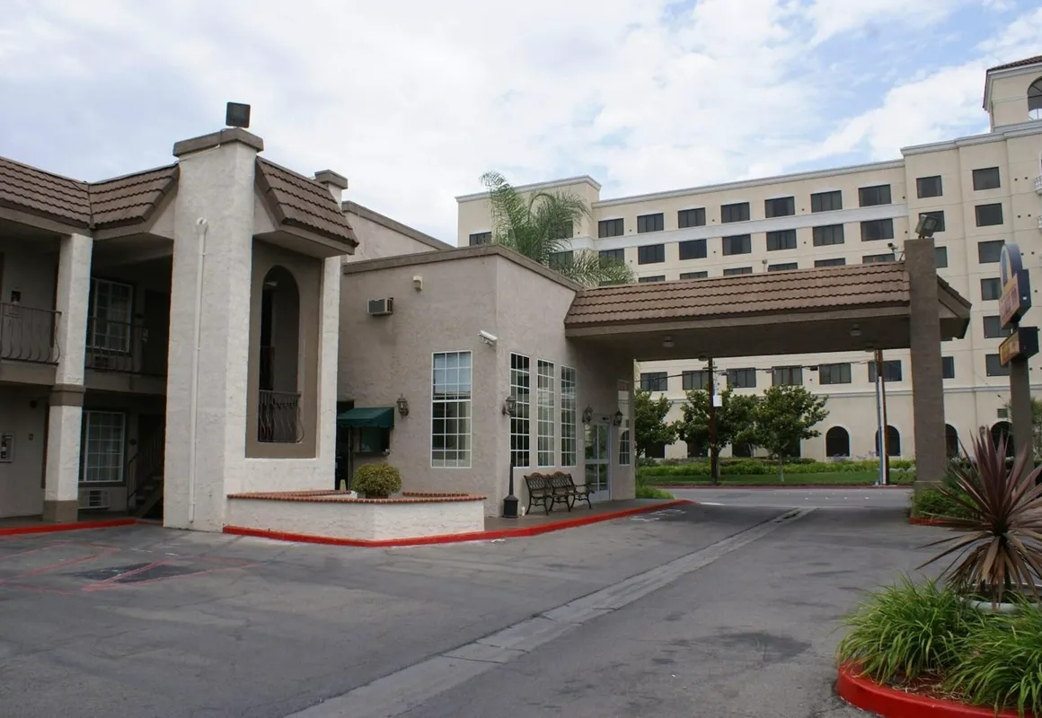 Queens Inn Anaheim hotel hero