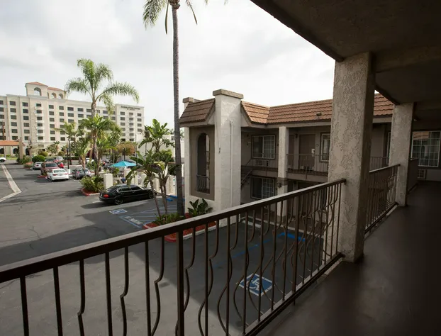 Queens Inn Anaheim hotel detail image 4