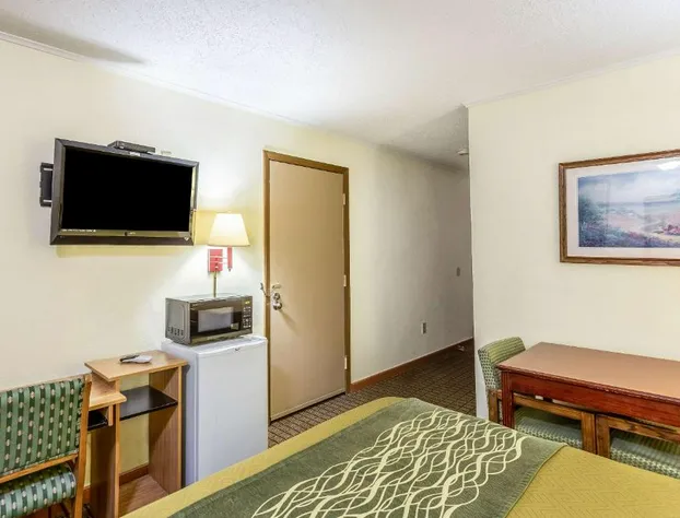 Econo Lodge Morgantown hotel detail image 4