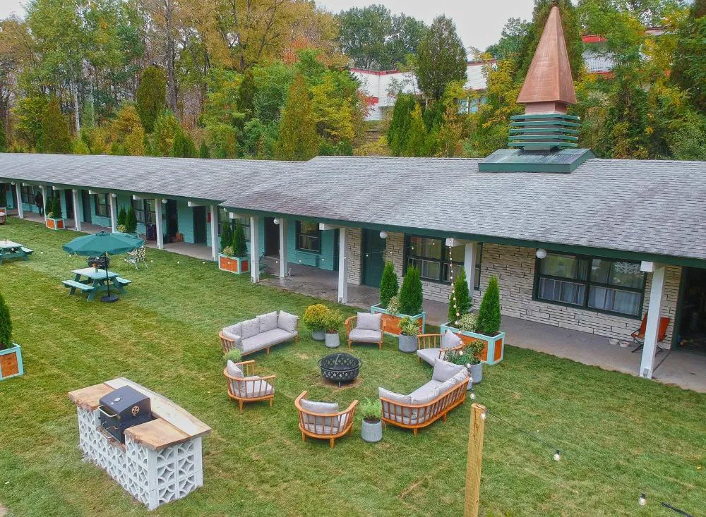 The Springs Motel hotel hero