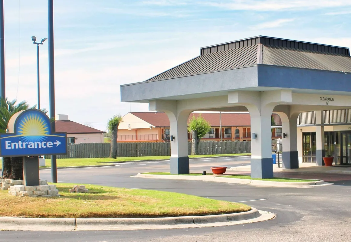 Days Inn by Wyndham Marianna hotel hero