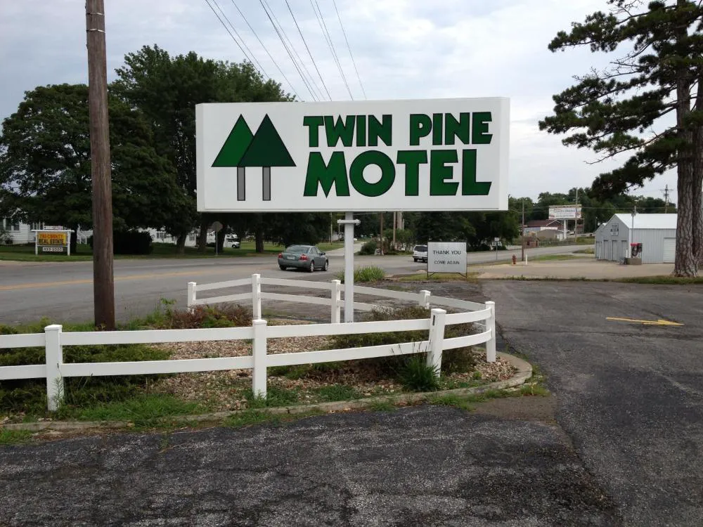 Twin Pine Motel hotel hero
