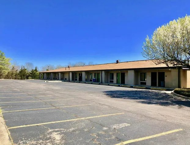 Super 8 by Wyndham Tupelo Airport hotel detail image 1