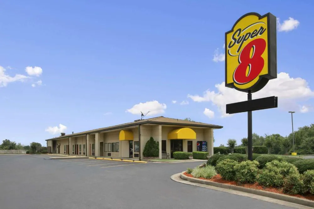 Super 8 by Wyndham Tupelo Airport hotel hero