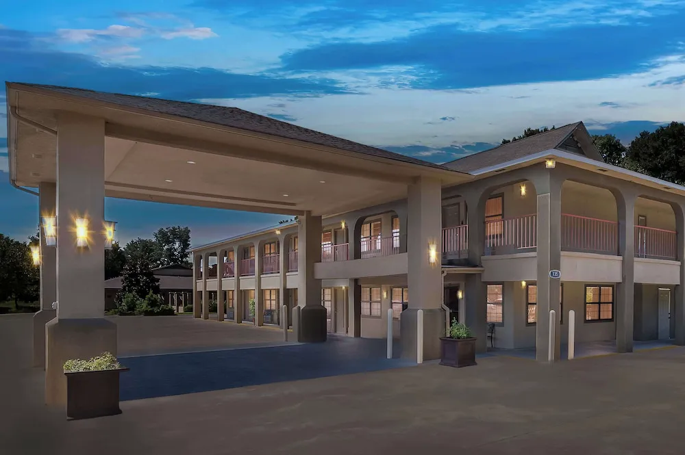 Best Western Delhi Inn hotel hero