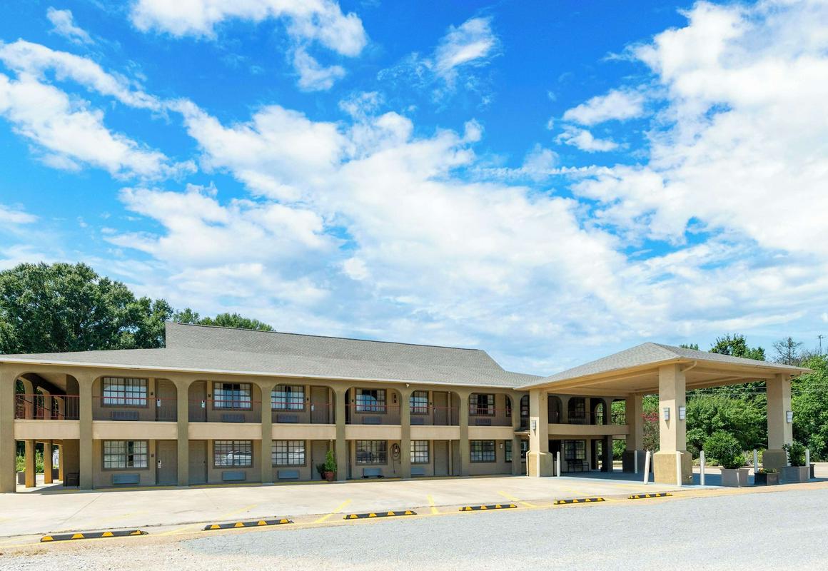 Best Western Delhi Inn hotel hero
