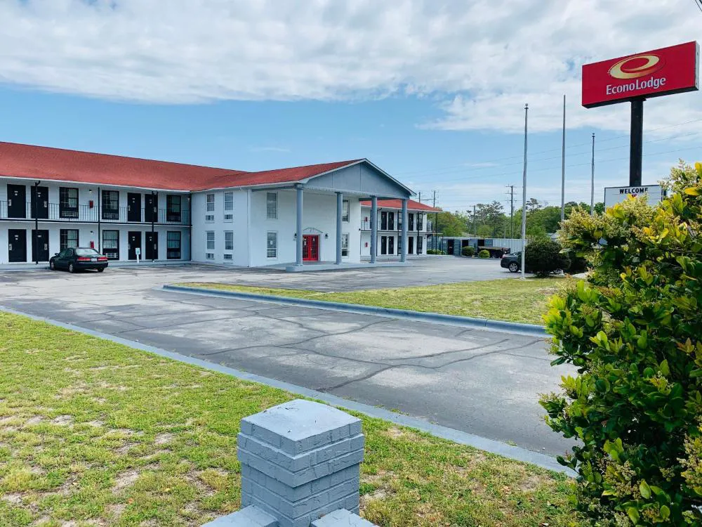 Econo Lodge Crystal Coast hotel hero
