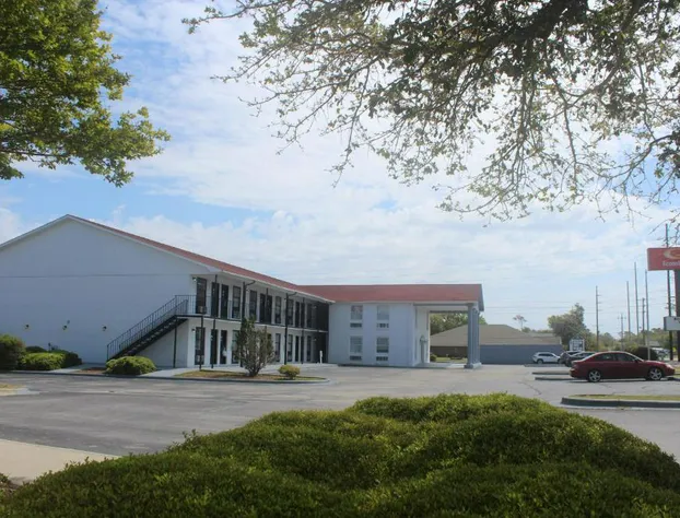 Econo Lodge Crystal Coast hotel detail image 2