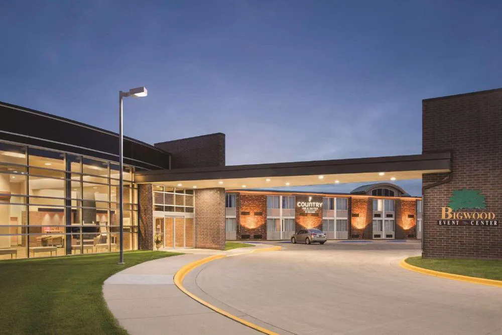 Country Inn & Suites by Radisson, Fergus Falls, MN hotel hero