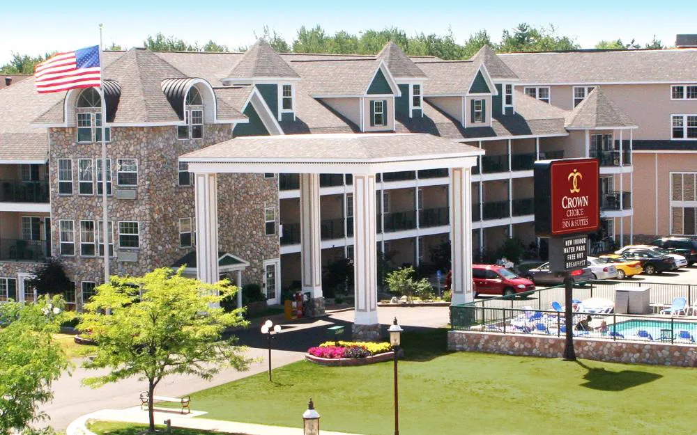 Crown Choice Inn & Suites Lakeview & Waterpark hotel hero