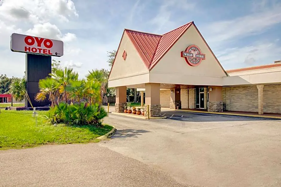 OYO Hotel Dundee By Crystal Lake hotel hero